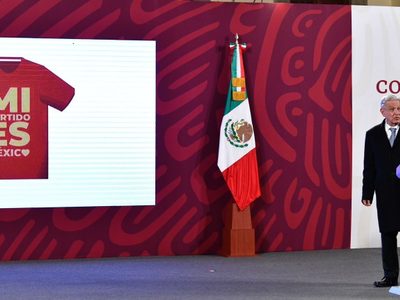 AMLO elogia la playera de Edy Smol, a quien llama "pensador, crítico y creativo"