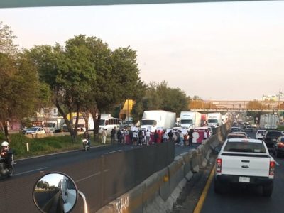 Bloquean la México-Querétaro por la supuesta detención anómala de un joven