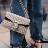 Double bag: la tendencia urbana que enloquece a las fanáticas de las carteras y fue furor en las pasarelas