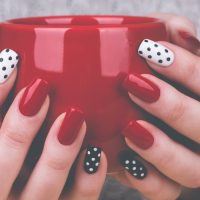 Si buscás una manicura impactante, el borgoña es la respuesta: diseños de Nail Art para llevar el tono más chic del año