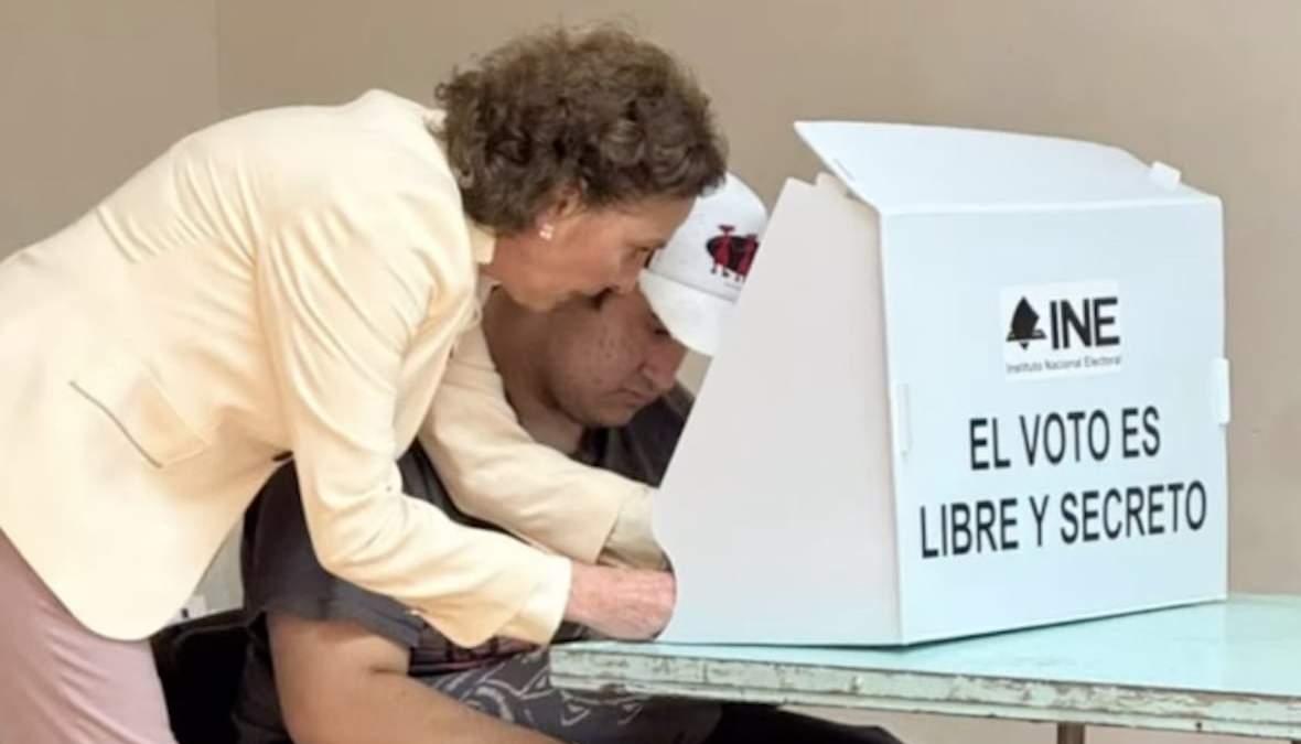 La esposa de AMLO y su hijo Jesús Ernesto López Gutiérrez en la casilla