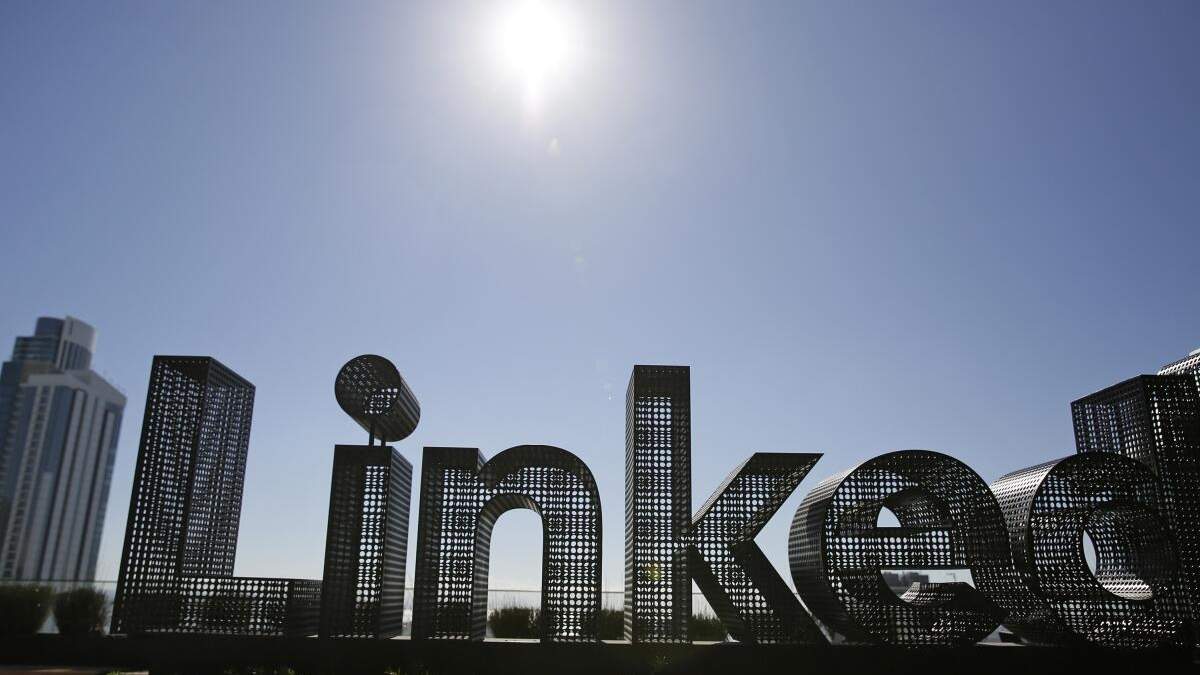 ARCHIVO - Una escultura luce en una terraza de las oficinas de LinkedIn, el 22 de septiembre de 2016, en San Francisco