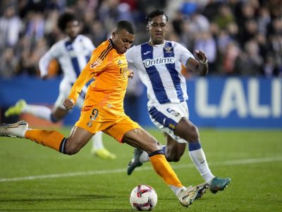 Mbappé marca y el Madrid se acerca al Barcelona en la liga española