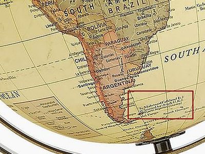 Indignación británica por un globo terráqueo que dice "Malvinas"