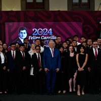 AMLO entrega certificado de graduación a egresados del IPN en conferencia de la mañanera