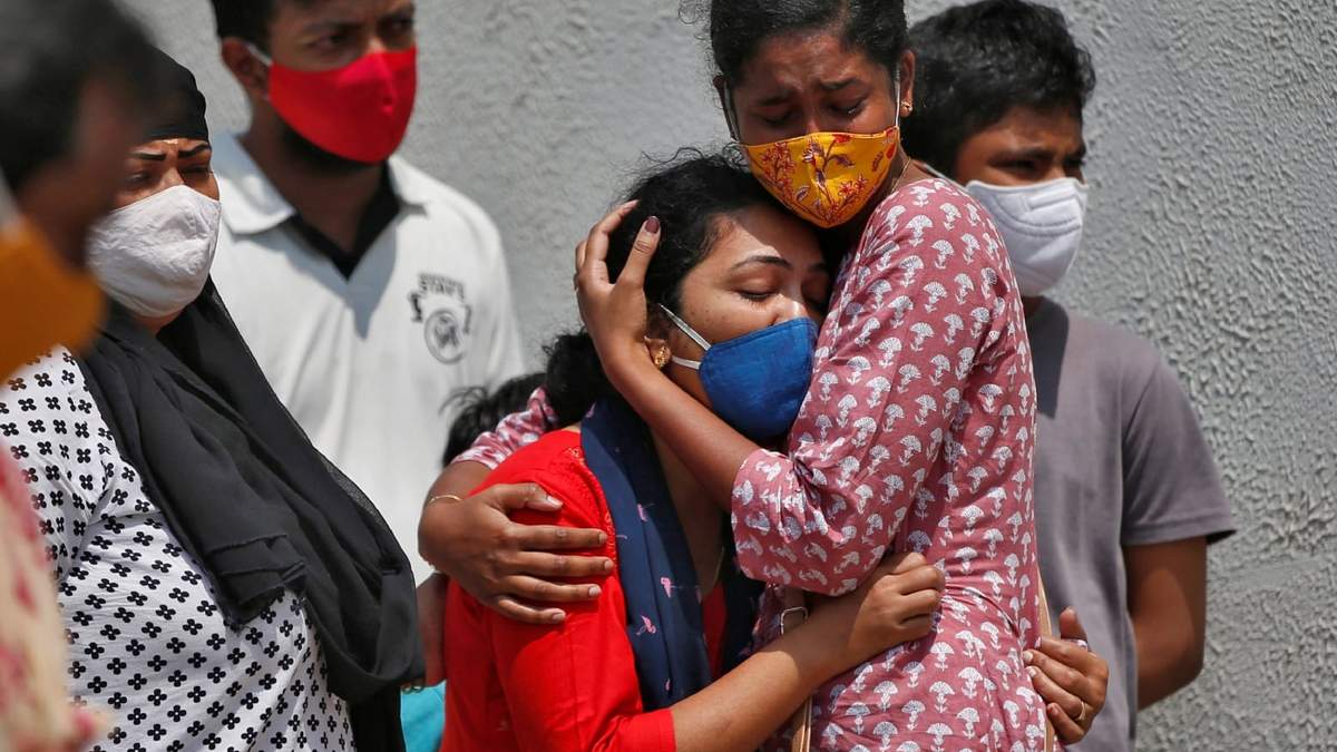 Familiares de una víctima de COVID 19 lamentan el fallecimiento de un familiar en India. Fuente: (Twitter)