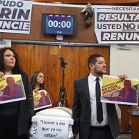Con un ataúd en el Congreso, diputados exigen la renuncia del secretario de Seguridad de Zacatecas