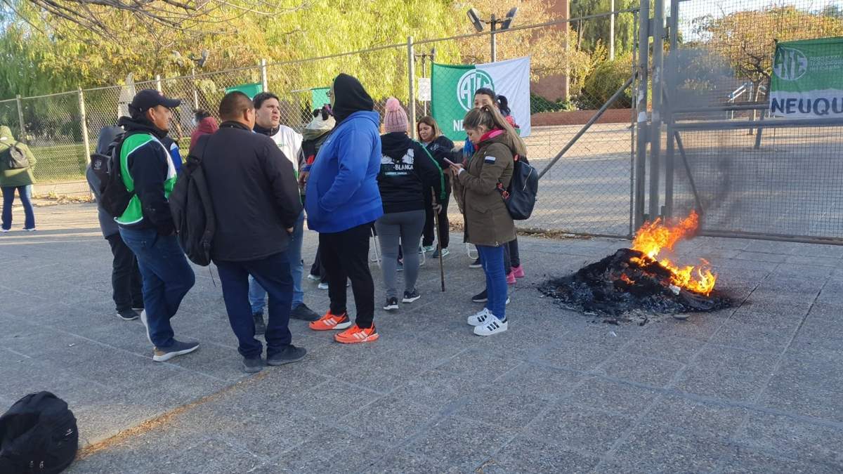 Trabajadores de Piedra del Águila y Junín de los Andes reclaman en las puertas del Consejo de Educación. Fuente: (Javier Manzano).