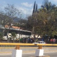 Normalistas de Ayotzinapa toman al menos dos autobuses en Chilpancingo