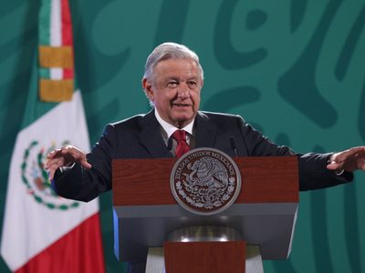 Será muy difícil reemplazar a Helguera, era "ejemplar", "imprescindible": AMLO