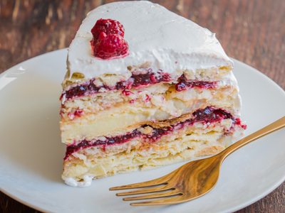 Torta de crema y frambuesa: con solo 3 huevos y estos ingredientes, prepará el postre más cremoso y exquisito