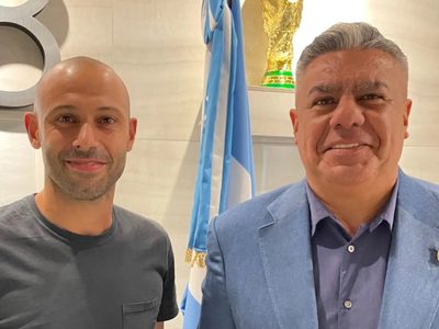 "Para ser mejores": el mensaje de Tapia a Javier Mascherano tras su salida de la Selección