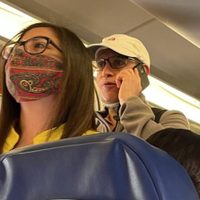 Captan a López-Gatell en un vuelo a Huatulco sin el cubrebocas puesto