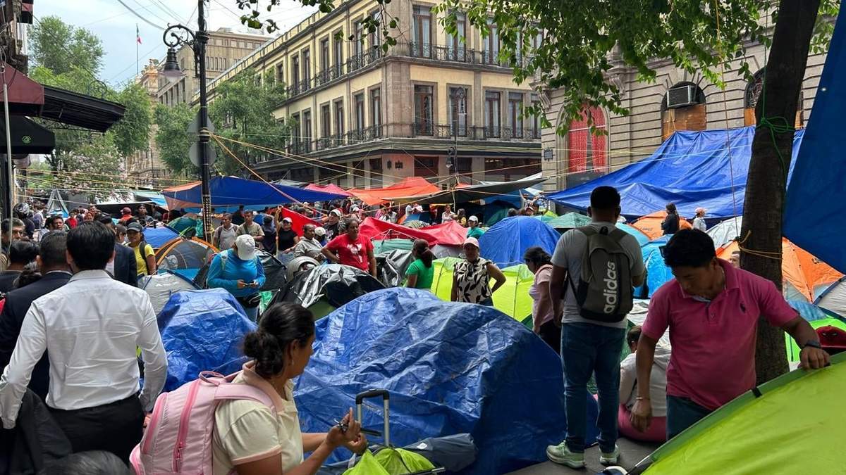 Maestros de la CNTE en el bloqueo del Centro Histórico de la Ciudad de México