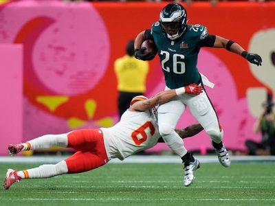 Saquon Barkley, corredor de Eagles, establece récord de la NFL de yardas incluyendo playoffs