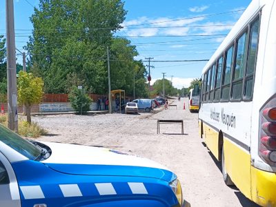 Retienen a dos colectivos por problemas de cloacas en la Escuela 347 de Cuenca XV de Neuquén