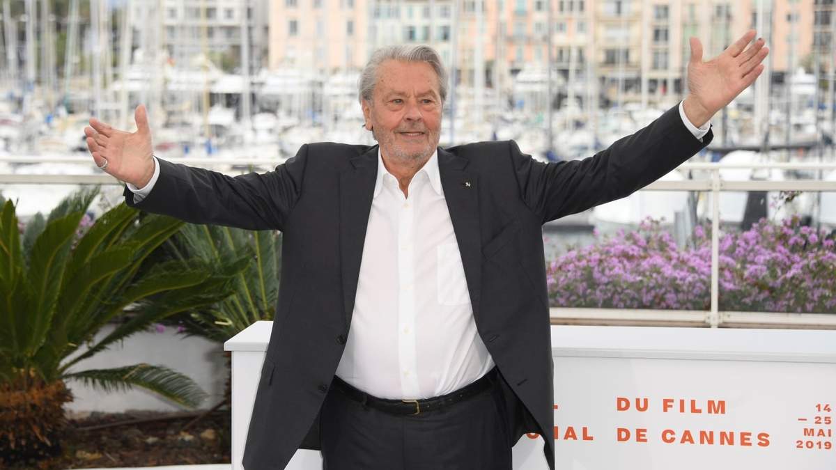 En esta imagen del 19 de mayo de 2019, el actor francés Alain Delon posa para la prensa en la sesión de fotos por su Palma de Oro honoraria