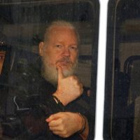 Policía británica detiene a Julian Assange; EU pide su extradición (Video)