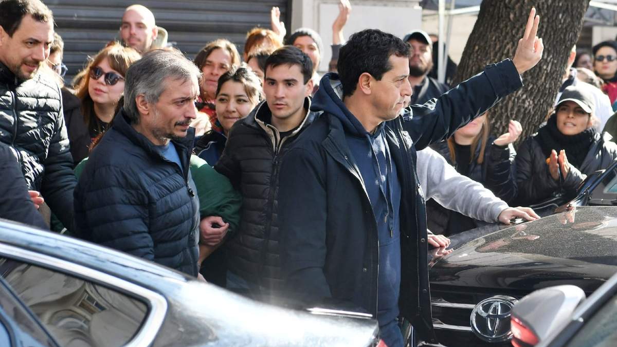 Máximo Kirchner y Wado de Pedro se retiran de la casa de Cristina Fernández de Kirchner en el barrio de Constitución.