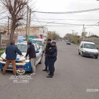 Sacaron una enorme rueda de una camioneta y fueron descubiertos mientras la llevaban a pie