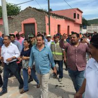 Astudillo recorre zona afectada por sismos con el empresario Luis Mácara, su operador financiero