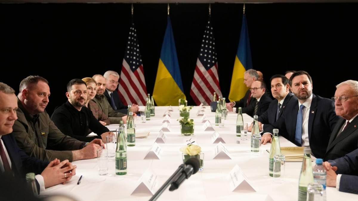 El vicepresidente de EU, JD Vance, segundo por la derecha, y el secretario de Estado de EU, Marco Rubio, se reúnen con el presidente de Ucrania, Zelenskyy, en una cumbre bilateral en el marco la Conferencia de seguridad de Múnich en Alemania