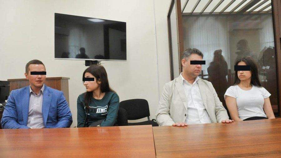 Las hermanas detenidas por asesinar a su padre