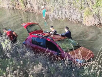 Murió ahogada una mujer tras chocar contra una ambulancia, volcar y caer a un canal en General Roca