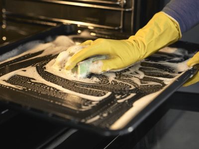 Con solo dos ingredientes, así podés limpiar la bandeja del horno y dejarla tan reluciente como el primer día