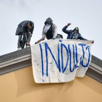 Motines y fugas en las cárceles de Italia por el coronavirus