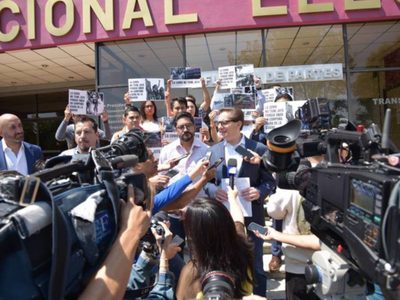 Las multas del INE no la detienen, dice Chertorivski sobre Sheinbaum y presenta otra queja