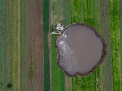 Rayos, volcanes, ríos subterráneos y una embotelladora: los misterios del socavón en Puebla