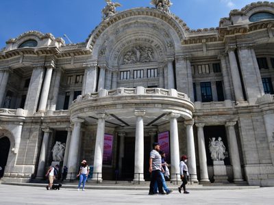 Un extranjero enfrenta proceso penal por grafitear la fachada del Palacio de Bellas Artes