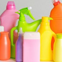 No tires los envases vacíos de desinfectante para pisos: creá esto tan útil y práctico para tu baño