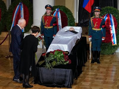 Miles despiden a Gorbachov en un funeral sin Putin ni homenajes de Estado