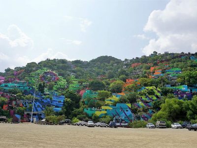 La 'favela" regiomontana que intenta esconder a "brochazos" pobreza y delincuencia