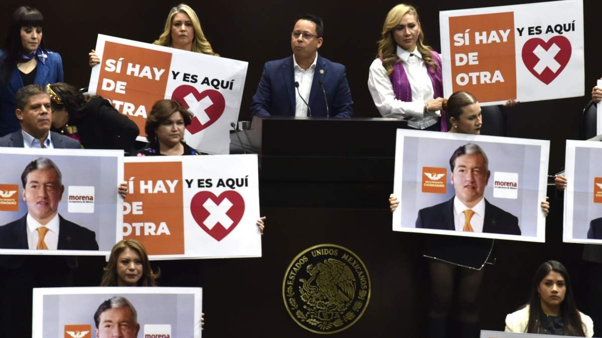 Panistas en tribuna exhibieron carteles de apoyo a Xóchitl Gálvez con el símbolo de la X