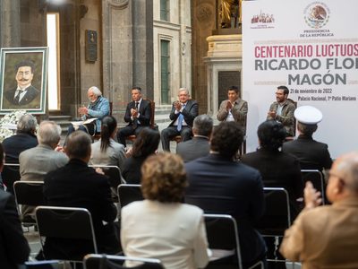 Flanqueado por Alejandro Murat y Salomón Jara, AMLO celebra "transición en armonía" en Oaxaca