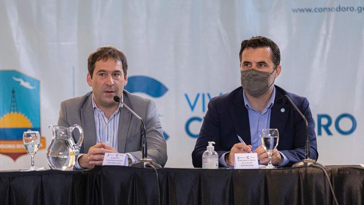 Darío Martínez, secretario de Energía, junto a Juan Pablo Luque, intendente de Comodoro Rivadavia. Fuente: (Twitter)