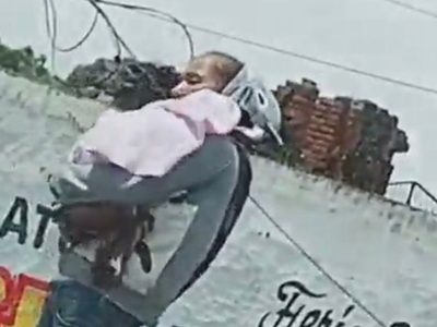 Descubren a mujer pidiendo dinero para su bebé, pero resultó ser un perro