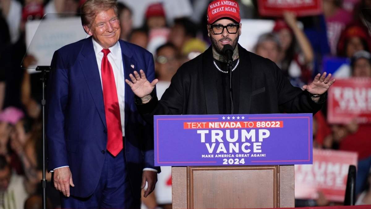 Nicky Jam habla mientras el expresidente Donald Trump, candidato presidencial republicano, escucha durante un evento de campaña en el World Market Center, en Las Vegas