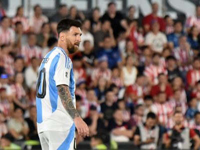 El extraño gesto de Lionel Messi con una niña antes del partido de la selección argentina