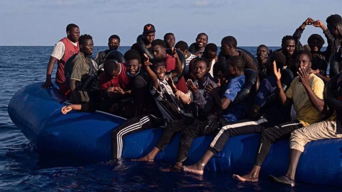 Un grupo de migrantes en un bote cerca de las costas de Libia