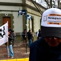 Obreros de Cerámica Neuquén marcharon para exigir respuestas tras el corte de energía que paraliza la producción de la fábrica.