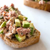 Tostada de palta con atún: la versión más proteica de la clásica receta