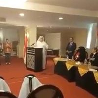 Embajador saudí Muhammad Al-Qahtani muere mientras daba un discurso (Video)