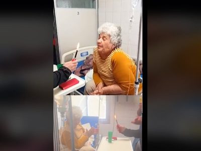Trabajadores del hospital Heller le festejaron el cumpleaños 79 a Francisca