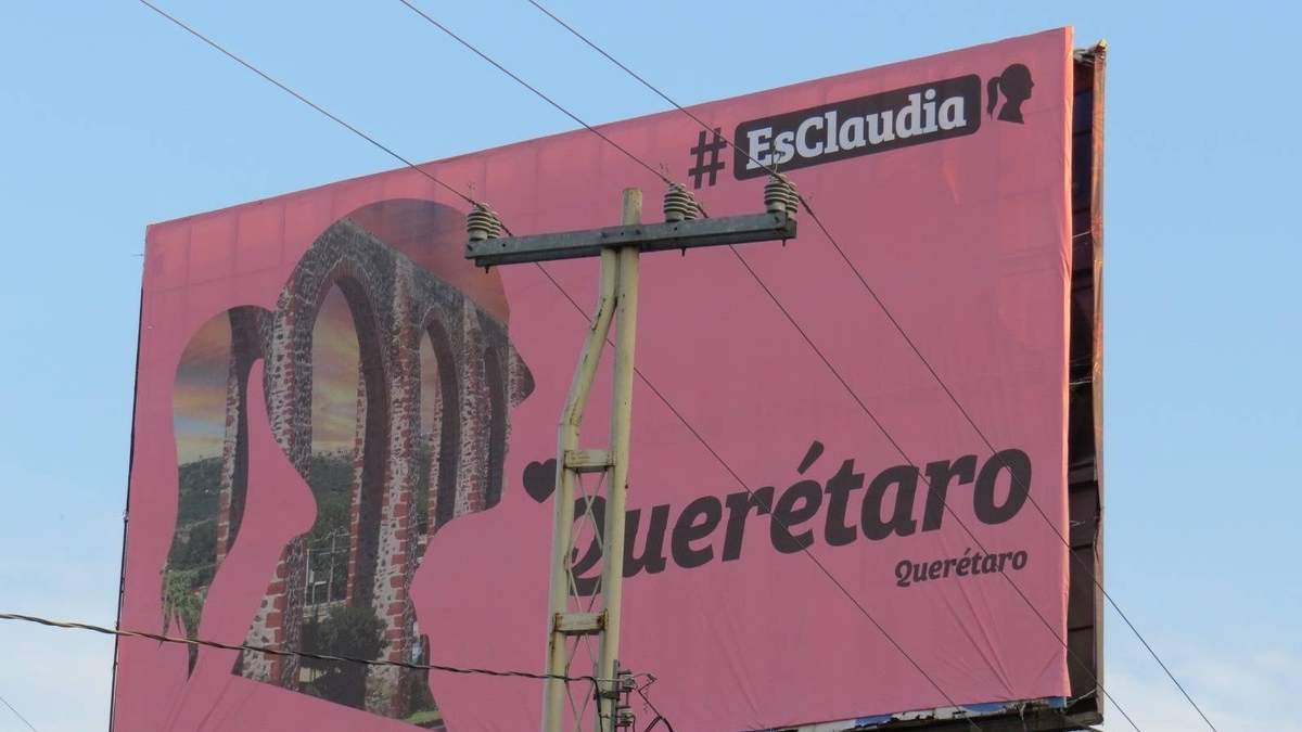 Un espectacular con la silueta de Claudia Sheinbaum