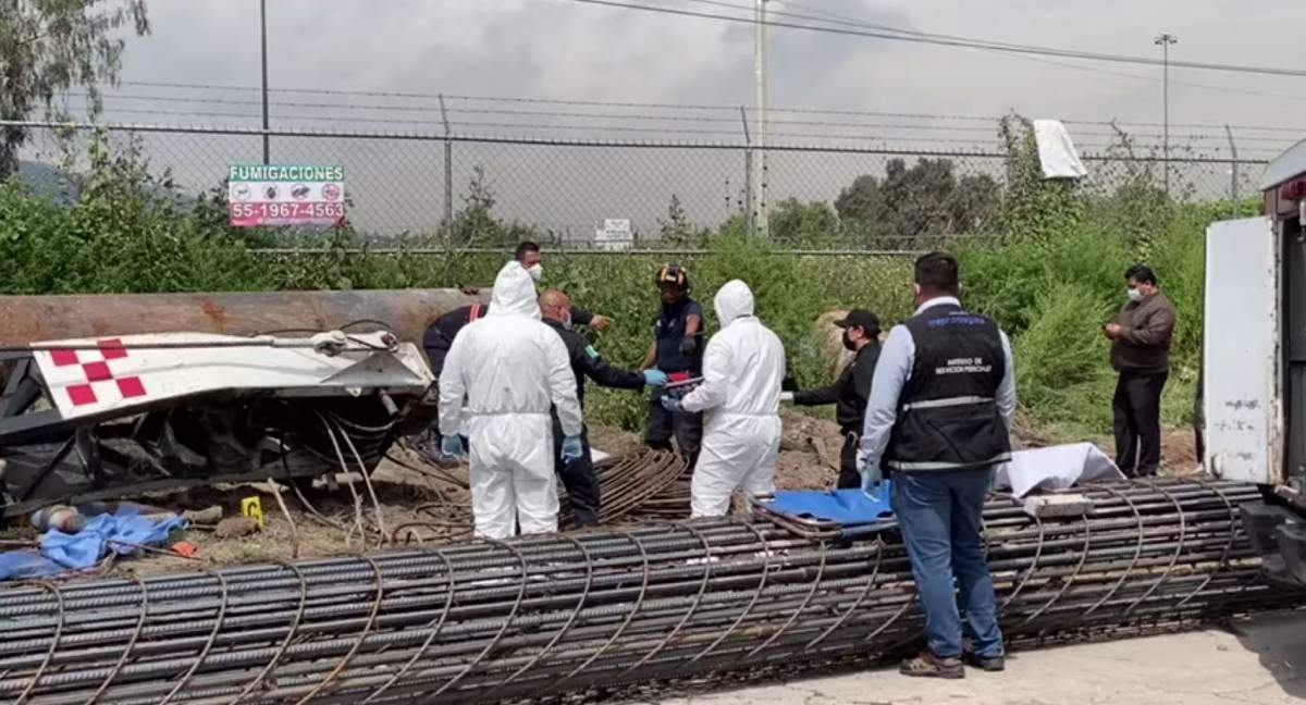 Personal de auxilio médico y policiaco en el lugar del accidente
