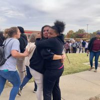 Sin freno, los tiroteos en escuelas de EU; ahora un joven asesina a dos mujeres en una secundaria de Missouri